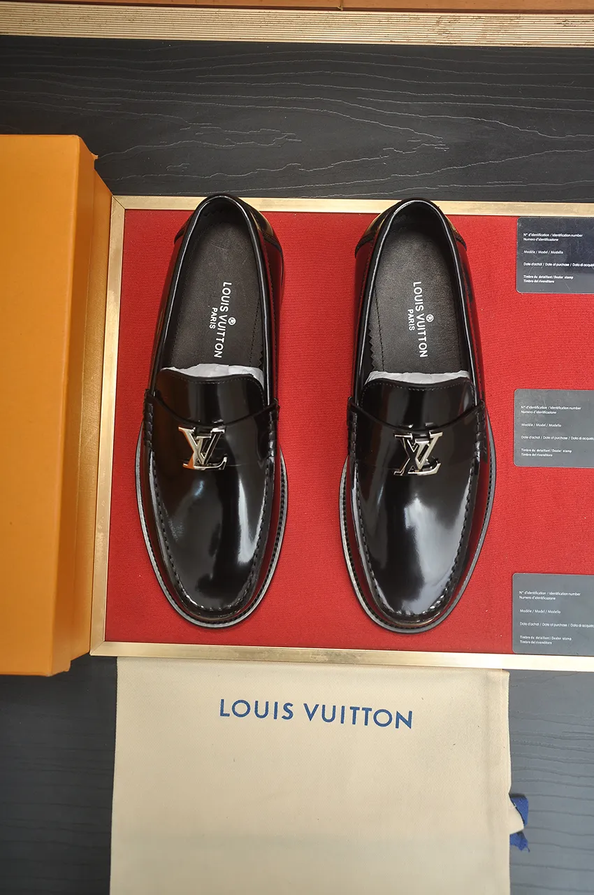 Men's men's shoes 💰560💶 [LV] (original single cowhide lining) 🍀LV's latest genuine leather business suit shoes are launched simultaneously on the official website. The first-layer cowhide imported from Italy is made of heavy gold, 💥1:1 rubber outsole from the official website. Versatile to wear, high-end without losing class, and the color combination is extraordinary. This four-season style is alluring when worn on your feet, showing off your big-name flair. Standard code 38-44 (45 customized)